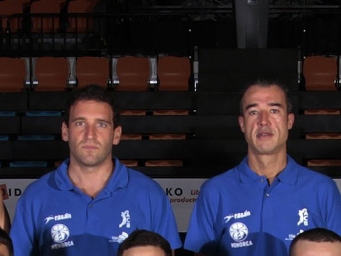 El Técnico Asiste Ibon Navarro (Izquierda) Y El Entrenador Paco Olmos