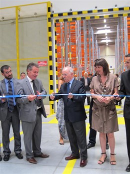 Alberto Larraz Corta La Cinta En La Inauguración Almacén Decathlon Plaza