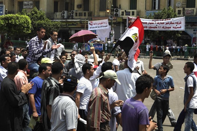 Manifestantes En La Plaza Tahrir De Egipto