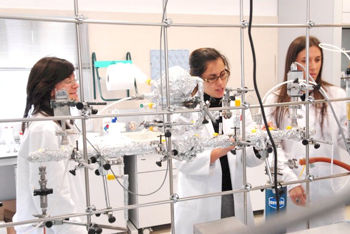 investigadores en un laboratorio