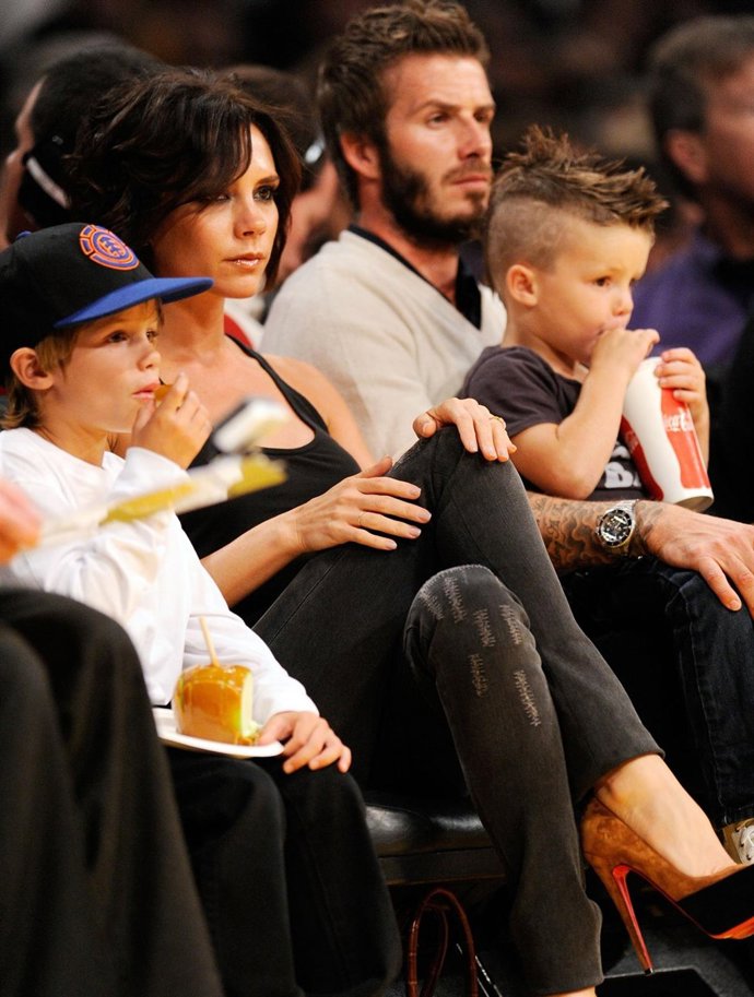 David, Victoria Y Sus Hijos En Un Partido De Baloncesto