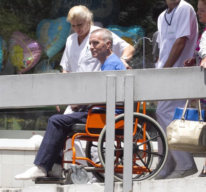 José Ortega Cano Saliendo Del Hospital Virgen Macarena Tras Un Mes Y Medio 