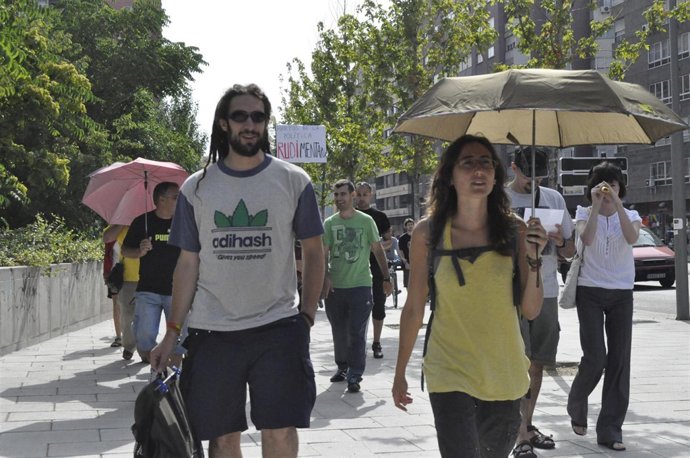 Un Grupo De 'Indignados' Ante El Palacio De La Aljafería