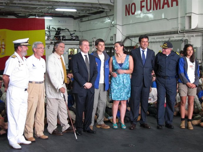 De La Quadra-Salcedo Junto A Las Autoridades Presentes En El Acto