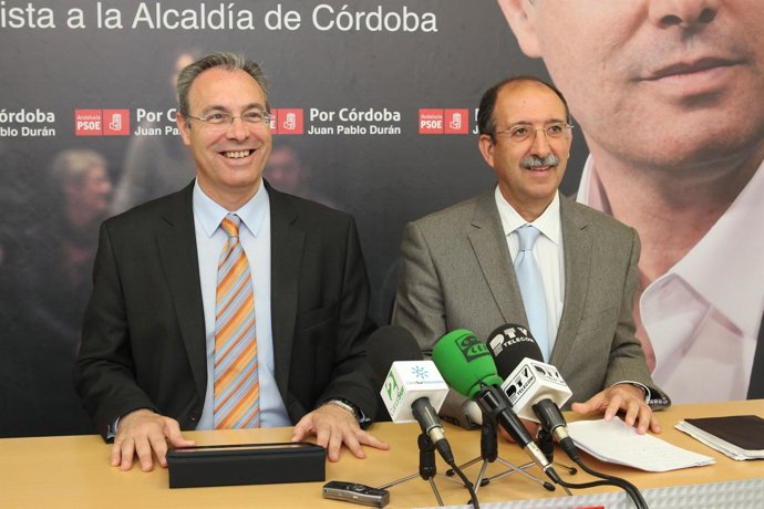 García (Dcha.) En Una Rueda De Prensa Con El Secretario Provincial Del PSOE, Jua