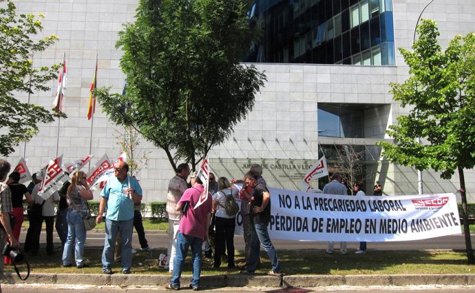 Manifestantes De CC.OO. Ante La Consejería De Fomento Y Medio Ambiente