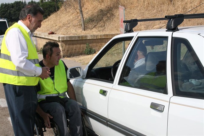 Alejo Y Un Miembro De Aspaym Participan En Un Control De Alcoholemia