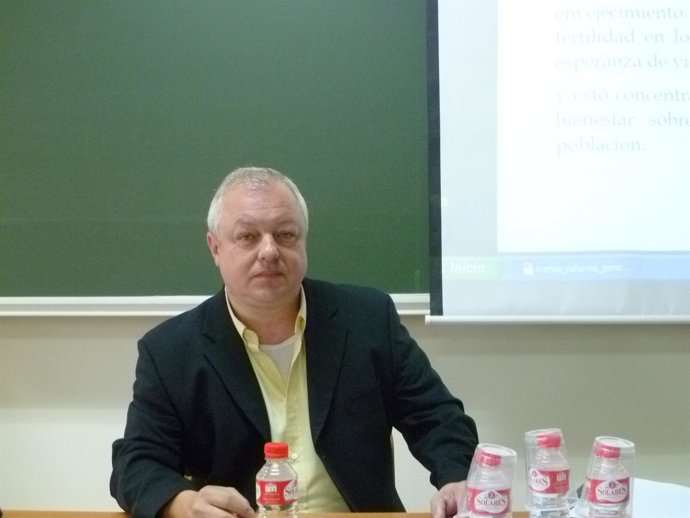 Ángel De La Fuente Durante Su Intervención En El Curso