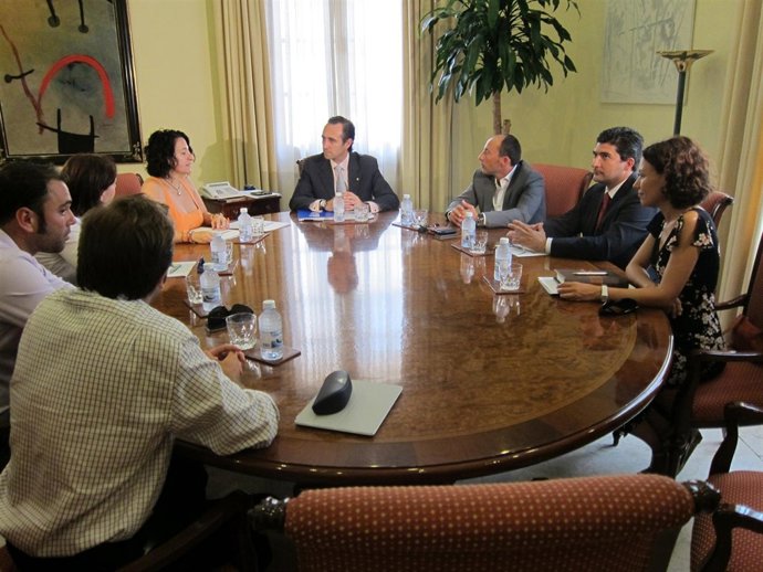 Bauzá Con Los Reprsentantes De La Asociación Jóvenes Empresarios De Baleares.