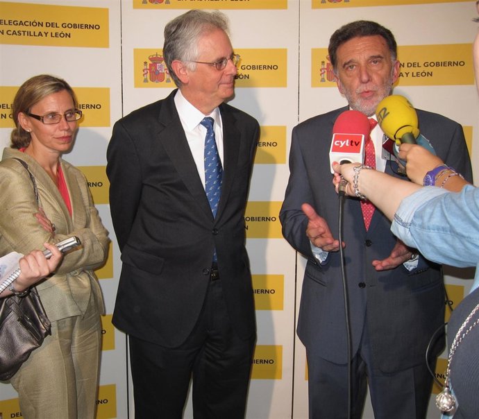 El Coordinador De La Cumbre Del Microcrédito, Sam Daley, Con Miguel Alejo