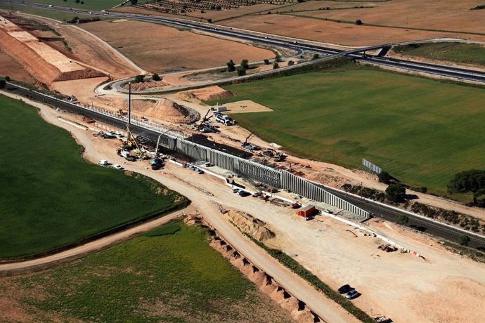 Pergola Sobre El AVE