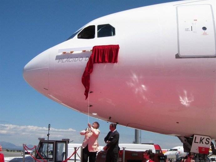 Plácido Domingo Bautiza Un Avión De Iberia