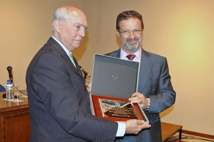 De Lara, Condecorado