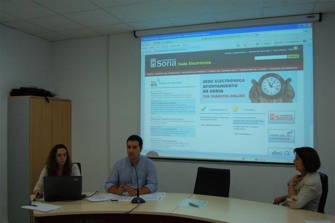 Hernández (C) Durante La Presentación De La Plataforma