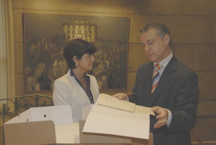Iñigo Urkullu Y Belén Greaves, Con Los Papeles Del Archivo 
