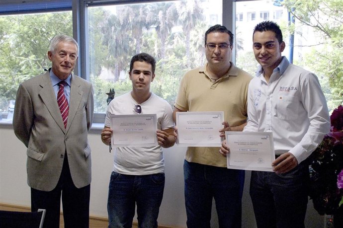 El Director De RRII De Sadiel Con Los Premiados Del IES Polígono Sur