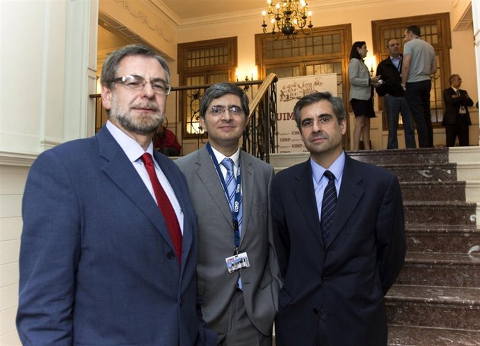 Los Tres Ponentes En Los Pasillos De La UIMP