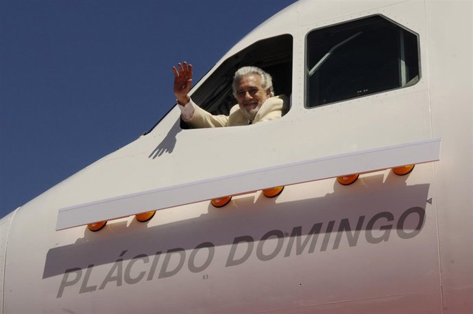 Plácido Domingo En El Avión De Iberia Con Su Nombre 