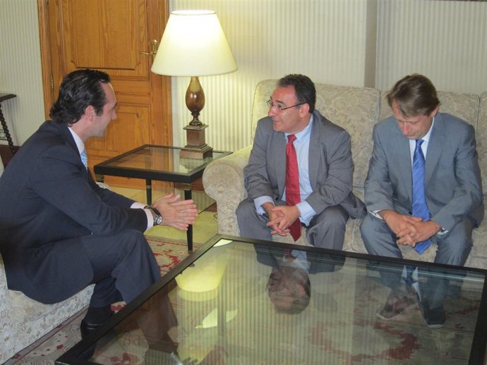 Bauzá Con El Decano Y El Vicedecano Del Colegio De Procuradores De Baleares.