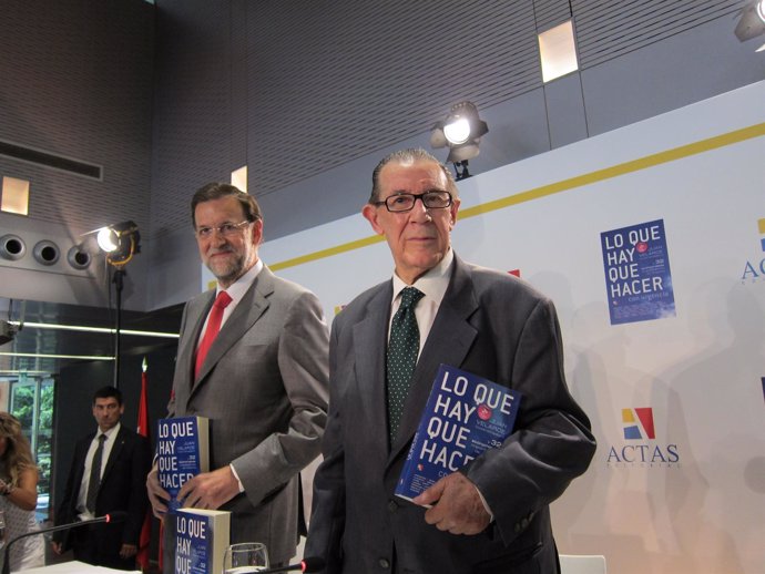 Mariano Rajoy Con El Autor Del Libro Lo Que Hay Que Ver