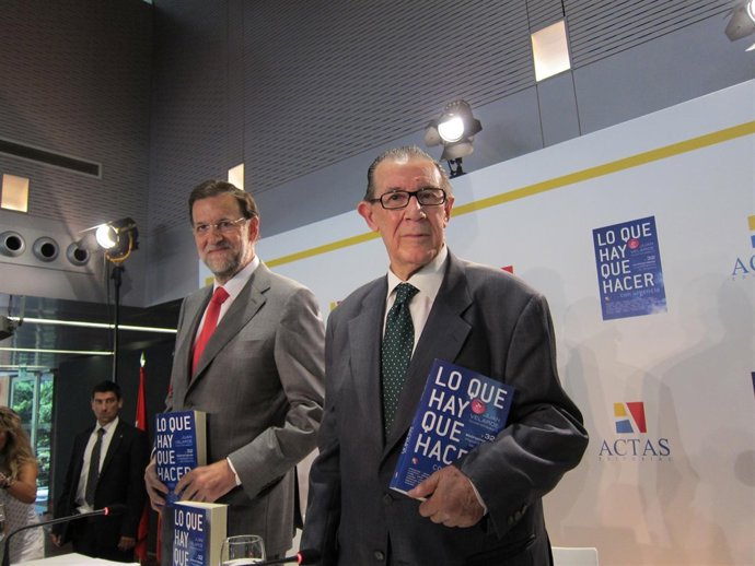 Mariano Rajoy Con El Autor Del Libro Lo Que Hay Que Ver