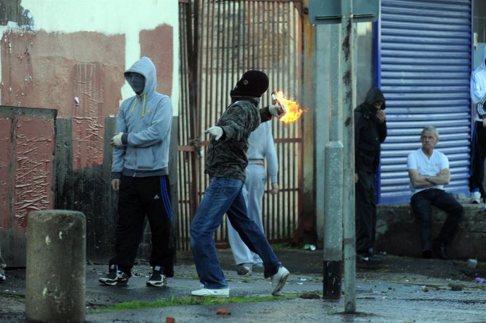 Enfrentamientos Entre Católicos Y Protestantes En Belfast