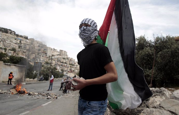 Jóven Sujeta La Bandera De Palestina