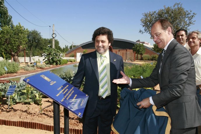 Consejero De Medio Ambiente Y Rector De La UPO Inauguran Jardín Plantas Aromátic