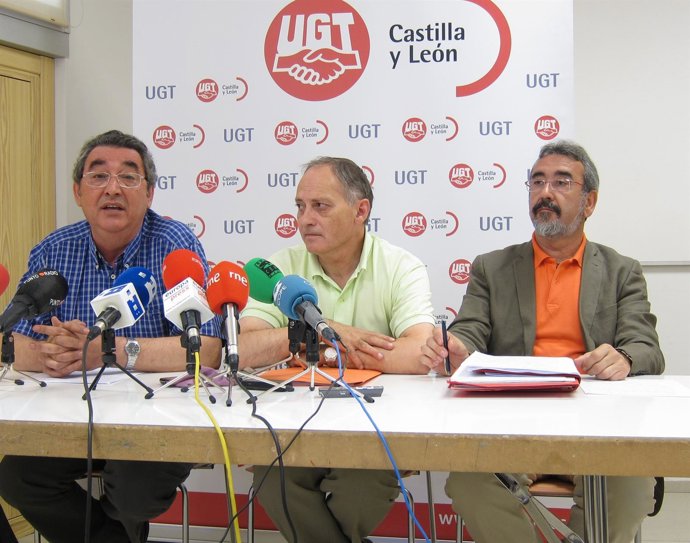 El Secretario De Acción Sindical De UGT Junto A Compañeros De Cyl