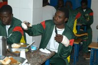 Rescatados 20 inmigrantes que intentaban llegar a nado a Ceuta y Marruecos impide que 20 más se arrojen al agua