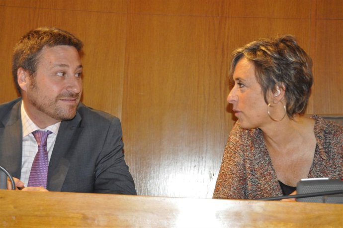 La Portavoz De CHA, Nieves Ibeas, Y El Diputado José Luis Soro