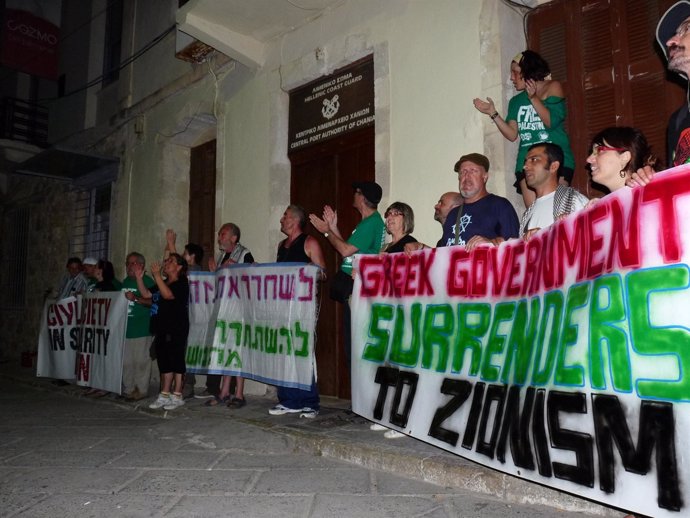 Activistas Españoles De La II Flotilla De La Libertad A Gaza Protestan En Creta