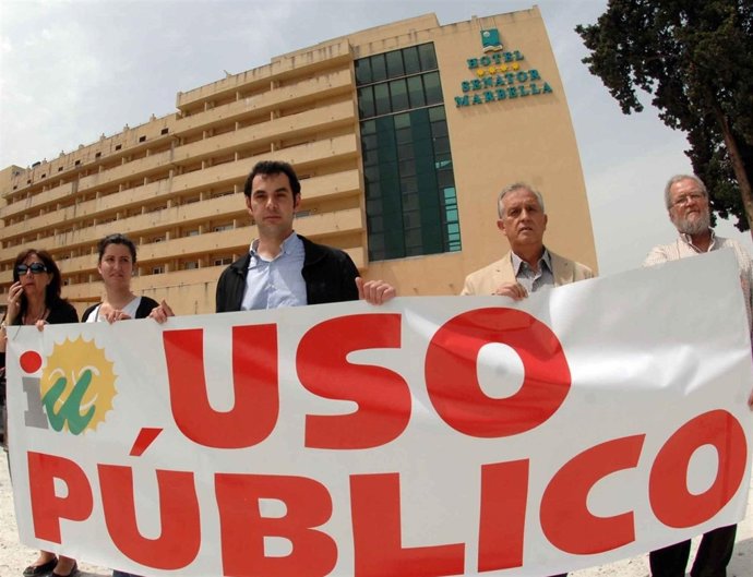 Protesta De IU Ante El Hotel Senator