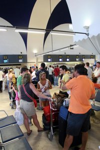 Cecu exige a Ryanair que "no ponga más trabas" al embarque de menores sin DNI