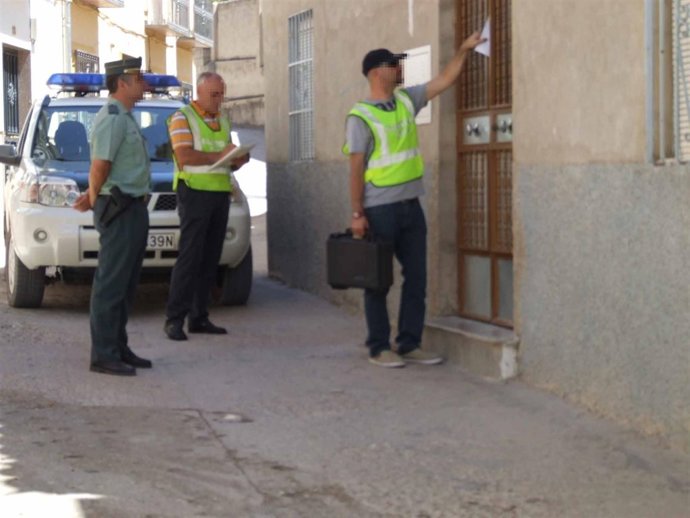 Agentes De La Guardia Civil En Uno De Los Domicilios Ofrecidos A Los Inmigrantes