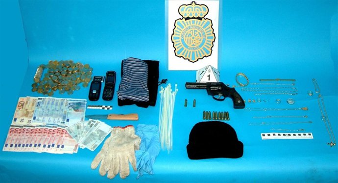 Material Intervenido Al Atracador De Una Farmacia En Santiago.