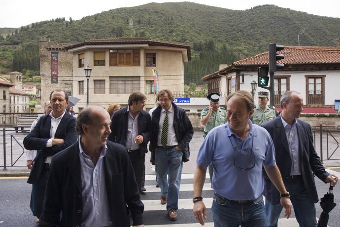 El Consejero Cruza Por Uno De Los Semáforos