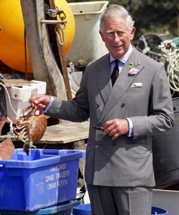 El Príncipe Carlos De Inglaterra Cogiendo Un Cangrejo 