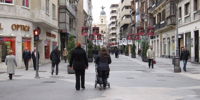 Varias personas pasean por el centro de Valladolid,