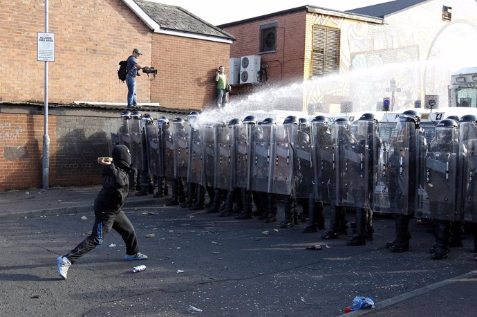 Enfrentamientos En Belfast Contra La Policía Tras Una Marcha Protestante