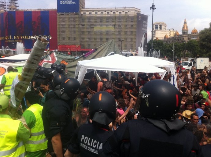 Enfrentamiento Entre La Policia Y Los 'Indignados' En Barcelona
