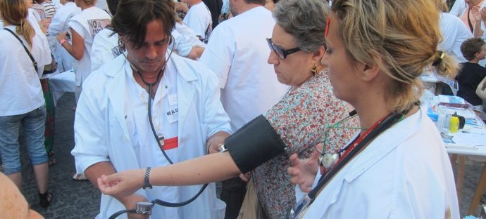 Un Médico Toma La Tensión A Una Ciudadana En Una Acción De Protesta