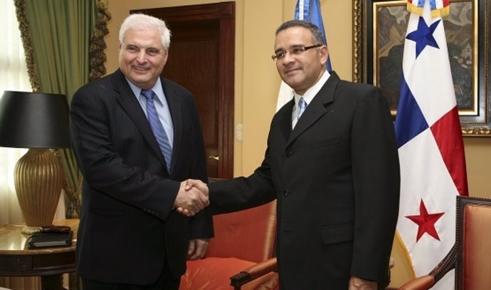 Los Presidentes De Panamá, Ricardo Martinelli; Y De El Salvador, Mauricio Funes.
