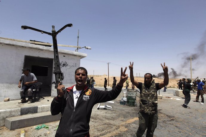 Rebeldes Libios Festejan Su Victoria Sobre Los Gadafistas En Al Qawalish