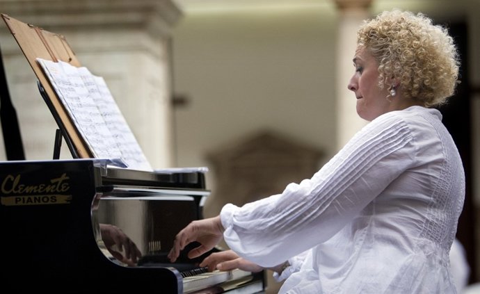 LA PIANISTA MARISA BLANES 