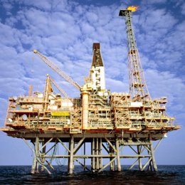Imagen de una plataforma petrolífera