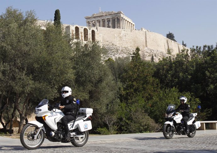 Dos policías patrullan cerca de la Acrópolis de Atenas