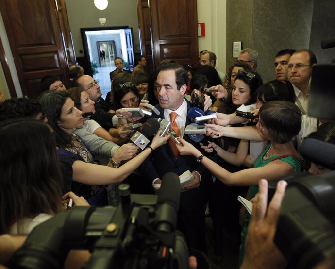 José Bono En Los Pasillos Del Congreso