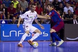 Sergio Lozano Y Jordi Torras Disputan Un Balón En La Última Final