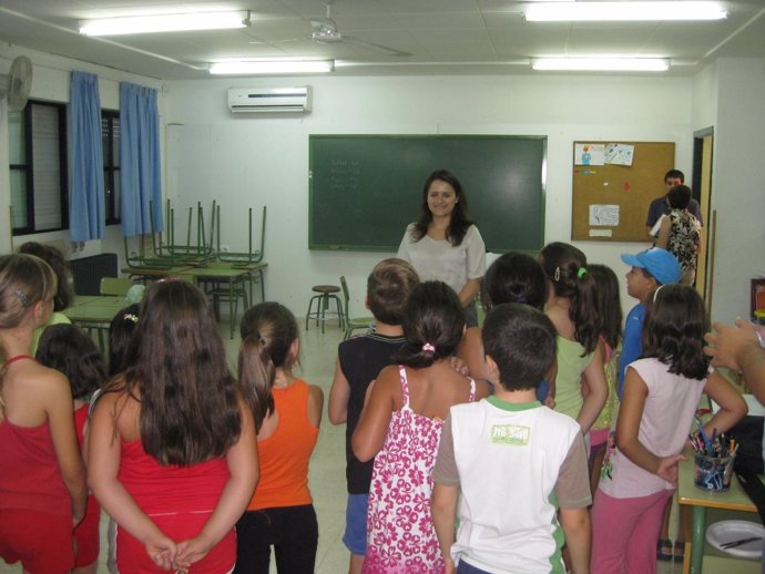 María Dolores Sánchez Con Niños